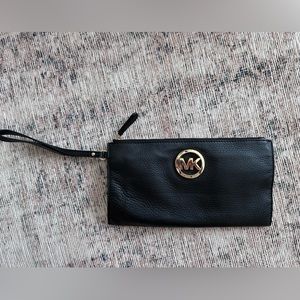 Like new without tags Michael kors wristlet